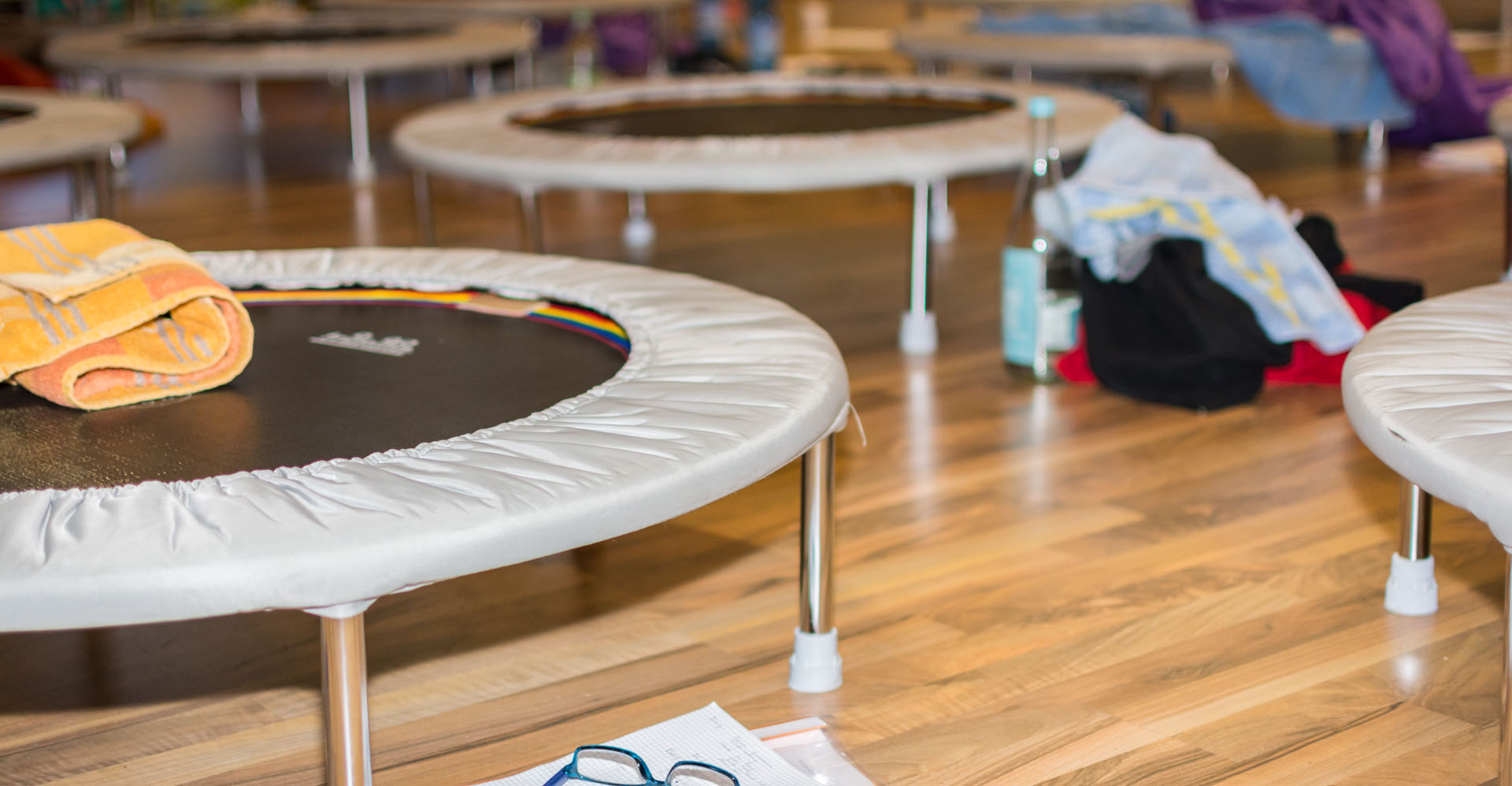 Fitness training on the mini trampoline Balance Swing™ Rebounder Training